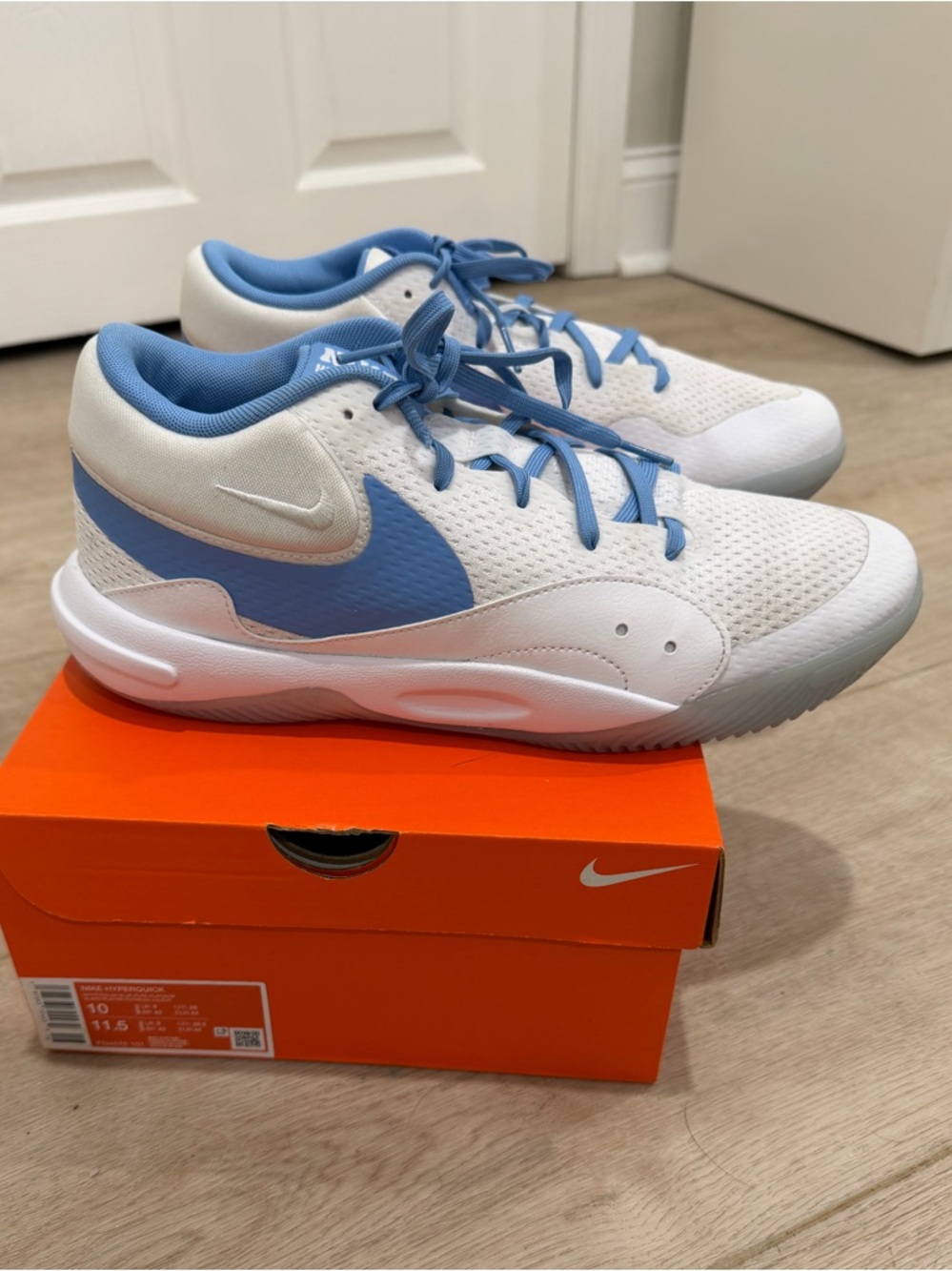 Nike Hyperquick Volleyball Shoes, like new. Unisex fit, 10 Men’s, 11.5 woman’s